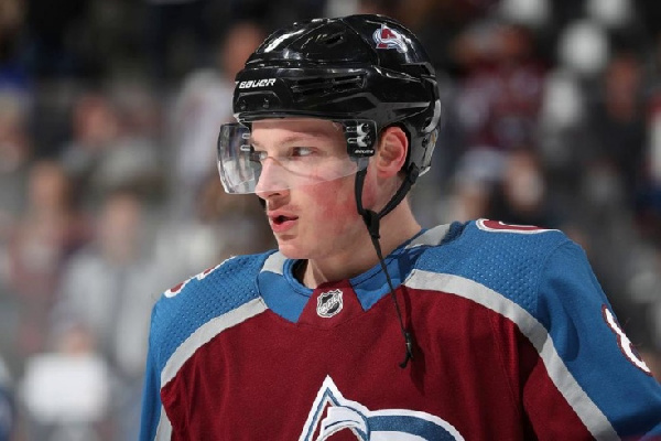 Защитник "Колорадо" Кэйл Макар попал на обложку NHL 24