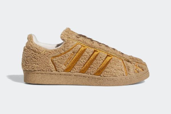 Пушистые кеды. "Adidas" представила новую модель культовых "Superstar"