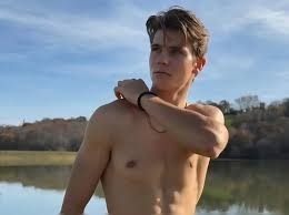 Британского каноиста отстранили на 2 года за скандальное видео 18+ в самолете