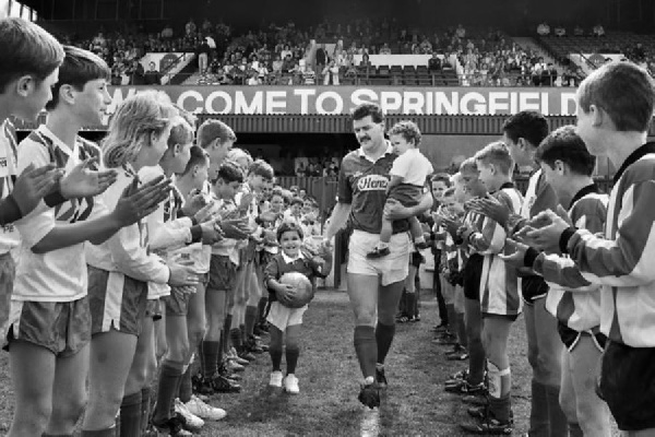 "Свозили в боулинг и в "Макдональдс": Экс-футболист "Динамо-Брест" — о матче с "Уиганом" в Англии