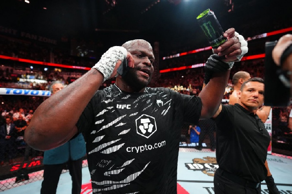 Боец UFC рассказал, о чем общался с Трампом по телефону прямо в октагоне
