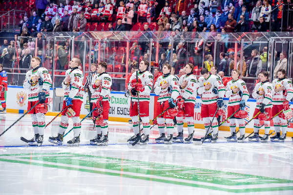 Беларусь U20 уступает России U20 (красным) в первом матче Кубка Будущего