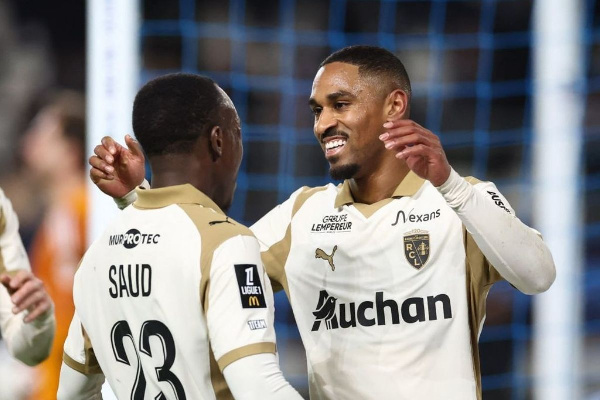 "Ланс" обошел ПСЖ и захватил лидерство в Лиге 1 благодаря разгромной победе над "Парижем" 