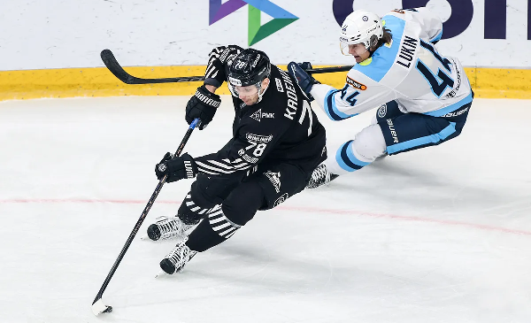 "Трактор" дома уверенно одолел "Сибирь" в матче КХЛ