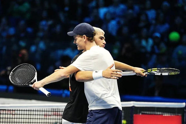 "Очень странные дела" Алькараса и Синнера в финале Итогового турнира ATP-2025