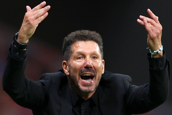 "Нас это не беспокоит": Симеоне высказался о жалобе "Барселоны" в УЕФА