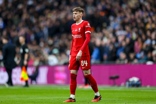 Травма и массовая драка: Футболист "Ливерпуля" покинул стадион на носилках