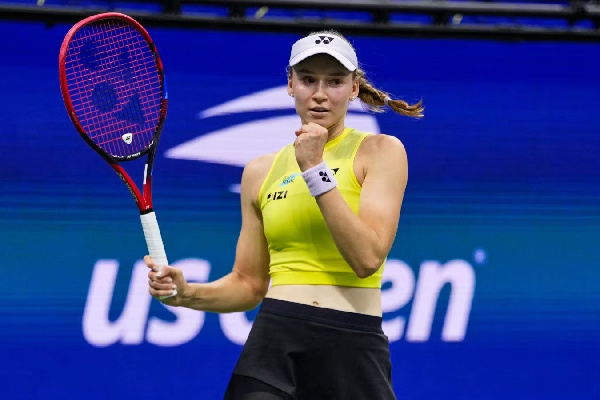 Мария Шарапова вручила Елене Рыбакиной трофей US Open — ФОТО
