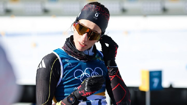 Три биатлонистки отравились бургерами на Олимпиаде-2026