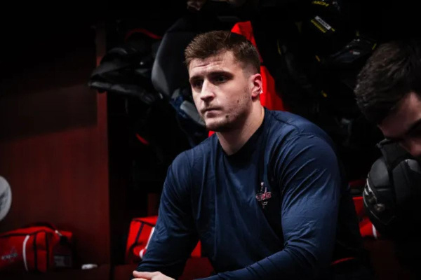 Алексей Протас достиг планки в 100 ассистов в НХЛ и получил шайбу из рук Карбери — ВИДЕО