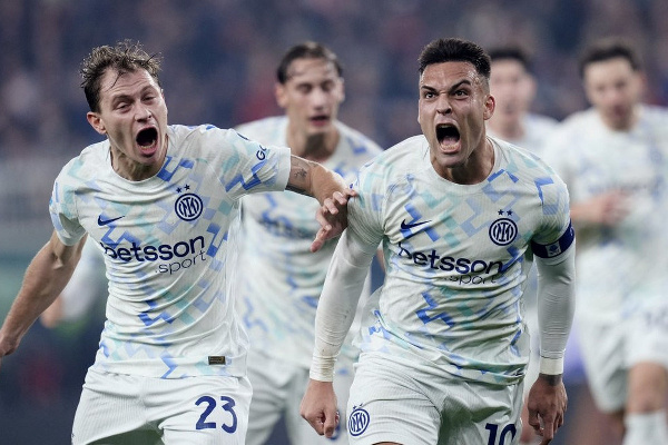 "Милан" и "Наполи" потеряли очки, "Интер" поднялся на первую строчку в таблице Серии А