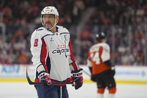 Александр Овечкин забрал у Дилана Строума историческую клюшку: в чём дело?