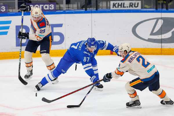 Московское "Динамо" одолело "Шанхай Дрэгонс" в матче КХЛ