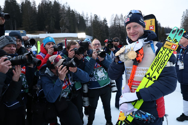 Йоханнес Бё вспомнил, как отдал свой букет победителя девочке, ставшей чемпионкой мира