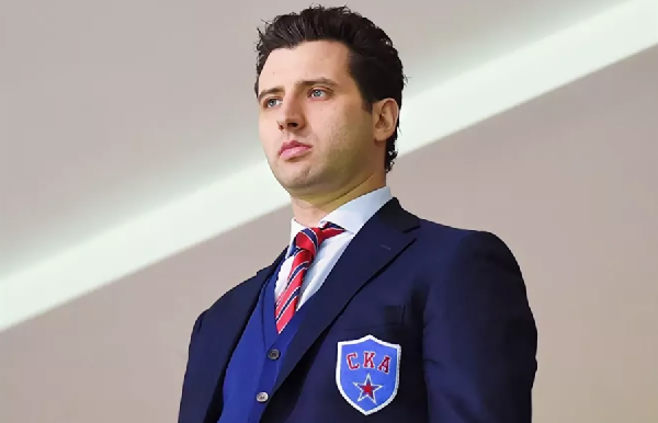 Высокое искусство. Роман Ротенберг получил в подарок картину от болельщицы из Испании