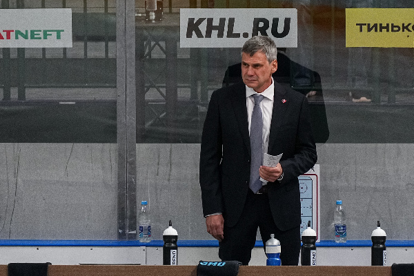 Дмитрий Квартальнов: "Наш защитник лёг, всё здорово сделал. Как шайба там прошла?! Может подо льдом"