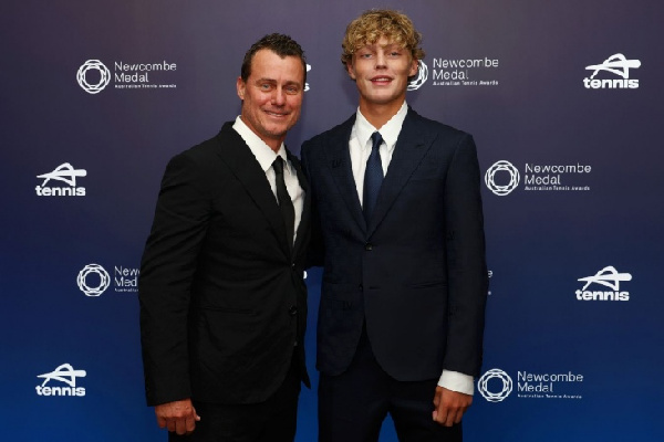 Экс-первая ракетка мира в 44 года сыграл в паре с сыном и одержал победу после возвращения