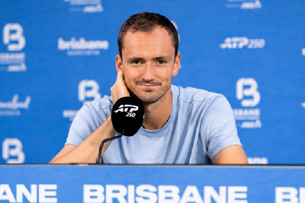 Россиянин Медведев уверенно вышел в четвертьфинал турнира в Брисбене 