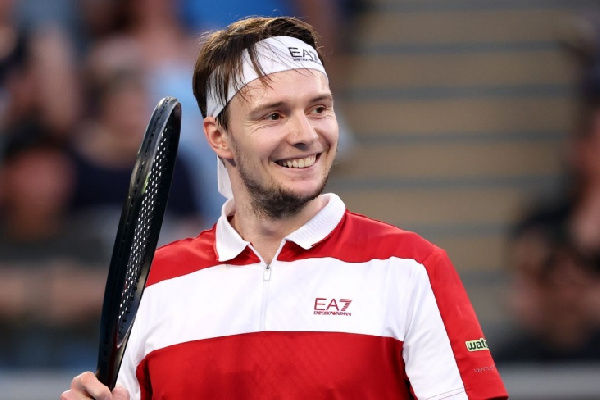 "Почему он?" Бублик в тяжелейшем матче вырвал победу у Хуркача и вышел во второй раунд ATP-500 в Роттердаме