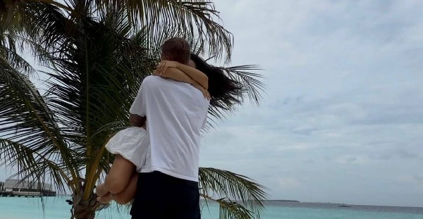 "У мужа на ручках": жена Захара Волкова поделилась кадрами из отпуска 