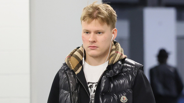 Тренер клуба НХЛ не пустил российского хоккеиста на борт самолета из-за опоздания