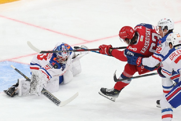 "Локомотив" на своем льду обыграл СКА в матче КХЛ