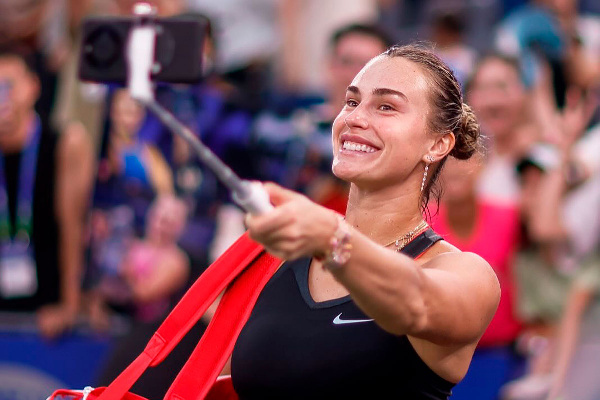 Фото: Арина Соболенко в ярком образе украсила обложку Esquire