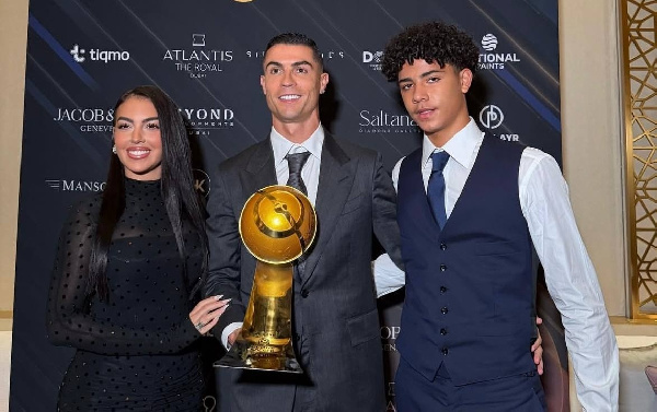 "С любимыми": невеста Роналду поделилась кадрами с церемонии Globe Soccer Awards