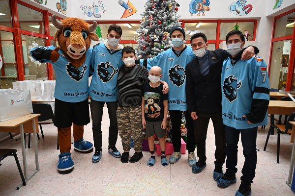 Сенатор Дмитрий Басков и хоккеисты минского "Динамо" поддержали детей в онкоцентре в Боровлянах