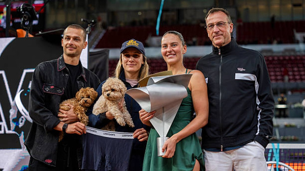 Чемпионка турнира WTA-1000 в Мадриде на награждении позировала... с мужскими трусами: узнали причину