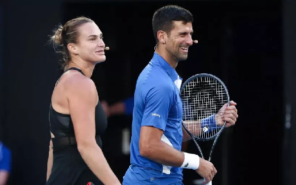 Соболенко использует корт как подиум, мешая тренировке Джоковича