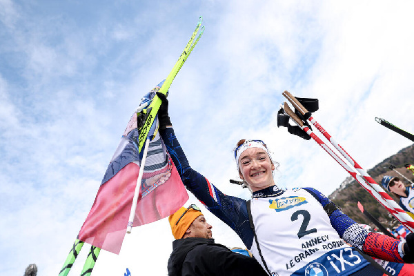 Экстаз трибун на Кубке мира в Анси: победу в преследовании одержала француженка