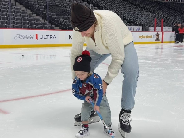 С шайбой, клюшкой, на коньках: белорусский защитник "Колорадо" провел выходной с семьей на катке